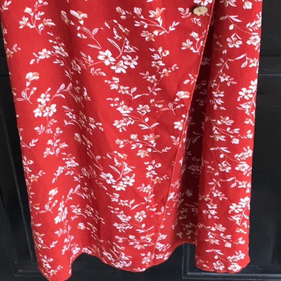 A beautiful rust color light weight dress with a cream colored floral pattern. - Picture 3 of 7